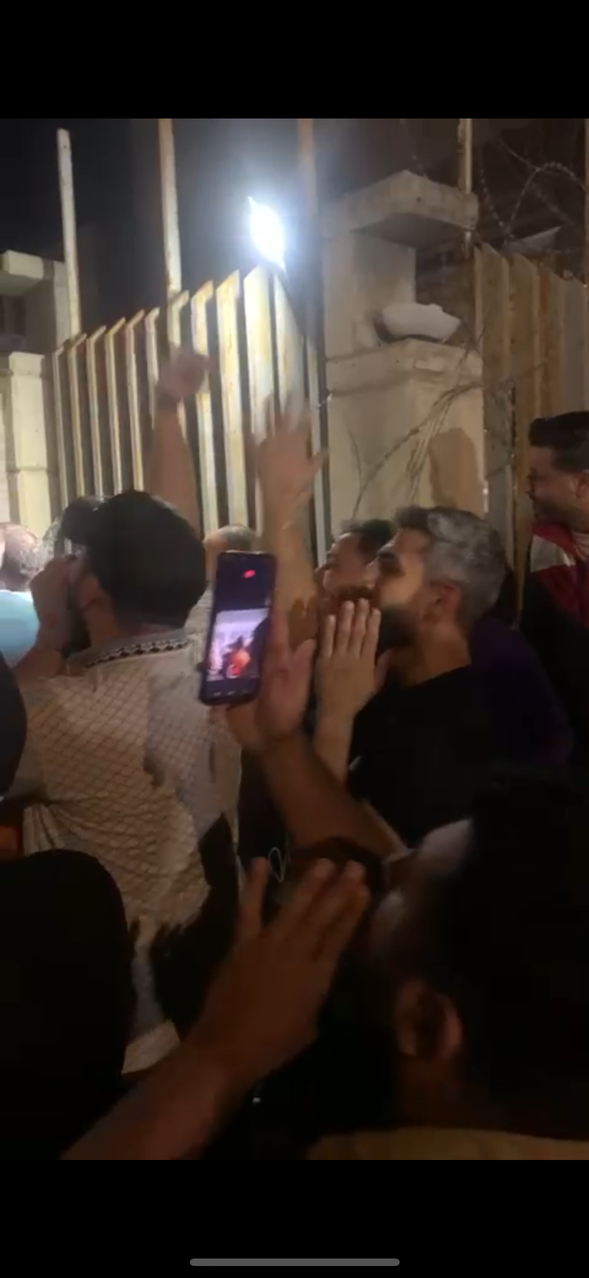 اعتصم عدد كبير من المواطنين امام قصر عدل طرابلس